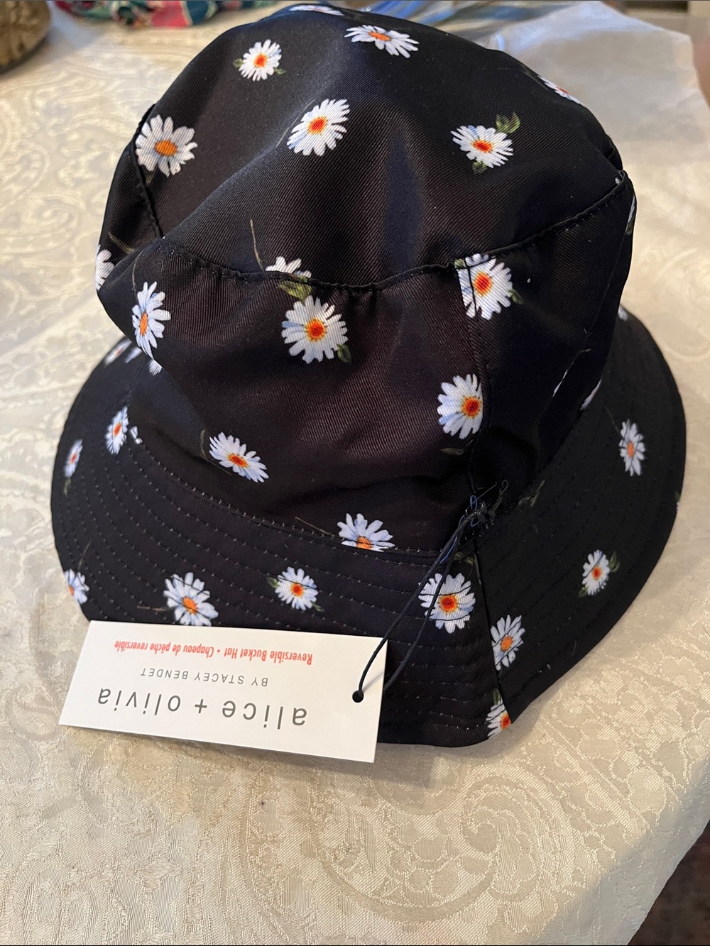 Alice + Olivia Black Daisy-Print Bucket Hat Reversible! NWT! White inside!
